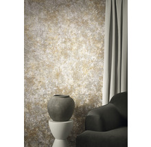 Intérieur avec papier peint à motifs, vase et fauteuil