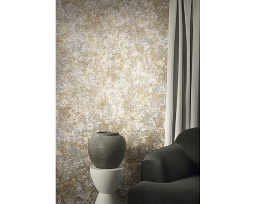 Intérieur avec papier peint à motifs, vase et fauteuil