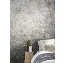 Chambre avec papier peint structuré imitation pierre, table de chevet et lit