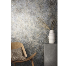 Intérieur décoratif avec chaise, coussin, vase à fleurs et mur à motifs