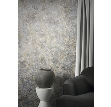 Vue d''une pièce avec papier peint à motifs, vase et fauteuil