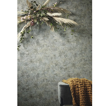 Mur avec décoration florale et tabouret avec couverture en tricot