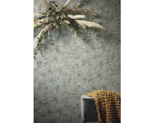 Mur avec décoration florale et tabouret avec couverture en tricot