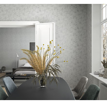 Vue intérieure avec table à manger, chaises et vue sur une chambre à coucher