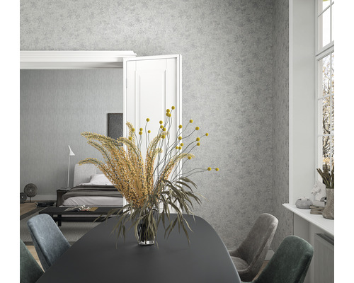 Vue intérieure avec table à manger, chaises et vue sur une chambre à coucher