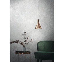 Intérieur moderne avec suspension au-dessus d''une table d''appoint et d''un fauteuil