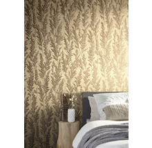 Chambre à coucher avec papier peint à motifs et table de chevet