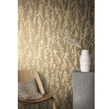 Gros plan d''un mur avec du papier peint à motifs floraux, une chaise et un vase