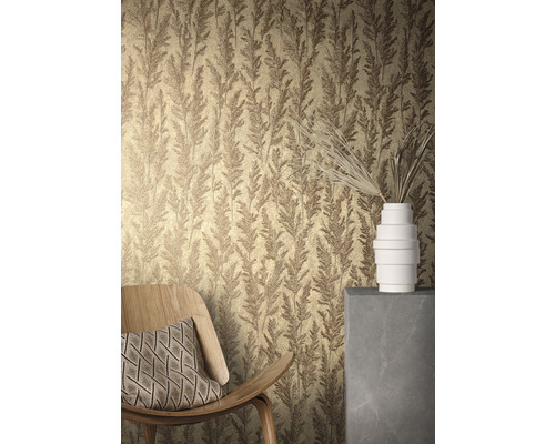 Gros plan d''un mur avec du papier peint à motifs floraux, une chaise et un vase