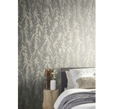 Chambre à coucher avec papier peint à motifs avec motif de feuilles
