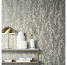 Pièce décorative avec un papier peint à motif végétal.