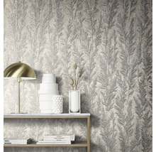 Gros plan d''un mur avec du papier peint à motifs de feuilles et des éléments décoratifs sur une étagère