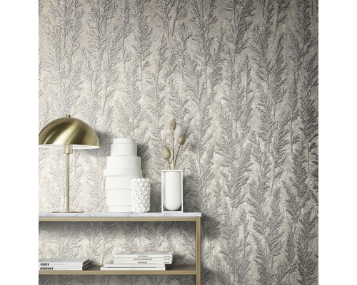 Gros plan d''un mur avec du papier peint à motifs de feuilles et des éléments décoratifs sur une étagère