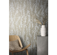 Zimmer mit einer Tapete mit Pflanzenmuster, einem Holzstuhl mit Kissen und einer Vase mit Dekoration