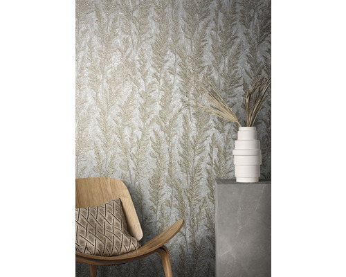 Zimmer mit einer Tapete mit Pflanzenmuster, einem Holzstuhl mit Kissen und einer Vase mit Dekoration