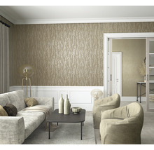 Wohnzimmer mit gemusterter Tapete und Möbeln