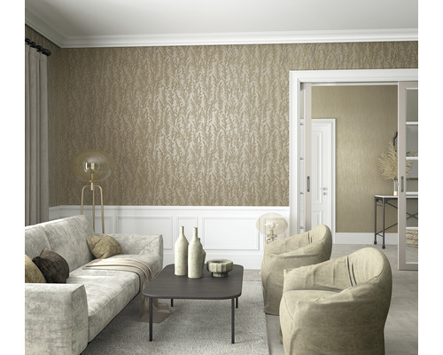 Wohnzimmer mit gemusterter Tapete und Möbeln