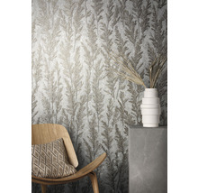 Scène avec papier peint à motifs, chaise en bois et vase décoratif