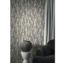 Scène avec papier peint à motifs, vase et canapé