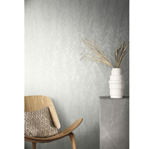 Scène avec papier peint à motifs, chaise en bois et vase décoratif