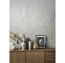 Pièce lumineuse avec papier peint textile, commode et décorations