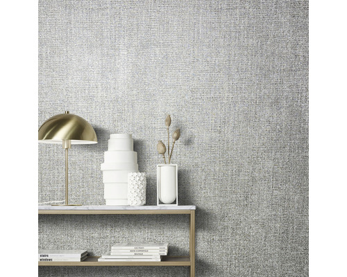 Gros plan d''un mur avec du papier peint textile et une table avec des décorations