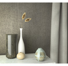 Nature morte décorative avec vases et rideau devant un mur texturé