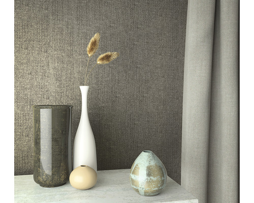 Nature morte décorative avec vases et rideau devant un mur texturé