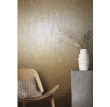 Intérieur décoratif avec papier peint structuré, chaise, coussin et vase