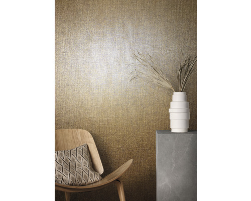 Intérieur décoratif avec papier peint structuré, chaise, coussin et vase