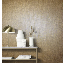 Gros plan d''un papier peint textile doré avec table, lampe et décoration