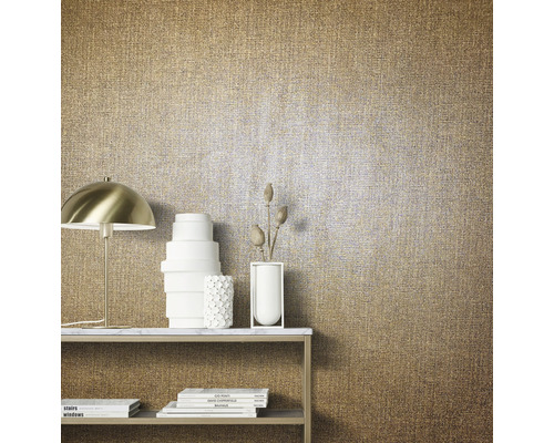 Gros plan d''un papier peint textile doré avec table, lampe et décoration