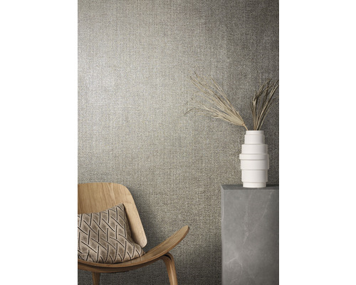 Gros plan d''un mur avec du papier peint textile, une chaise en bois et une décoration dans un vase