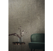 Scène avec un papier peint texturé, une petite table avec un vase et une chaise