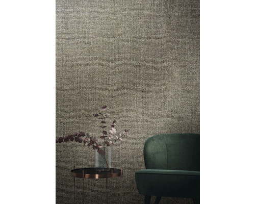 Scène avec un papier peint texturé, une petite table avec un vase et une chaise