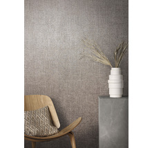 Scène d''intérieur avec papier peint textile, fauteuil et décoration