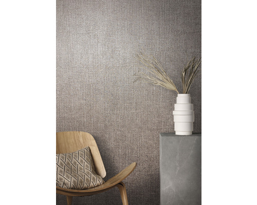 Scène d''intérieur avec papier peint textile, fauteuil et décoration