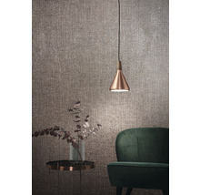 Chambre décorative avec suspension, vase avec des fleurs et fauteuil