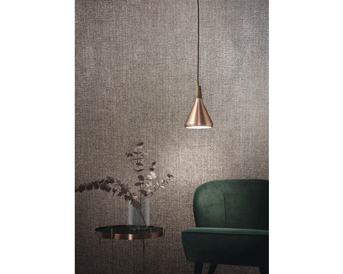 Chambre décorative avec suspension, vase avec des fleurs et fauteuil