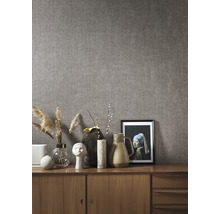 Vue d''une pièce avec papier peint textile et décoration