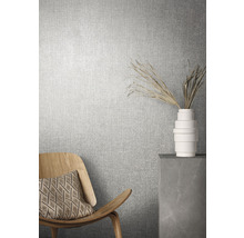 Scène d''intérieur avec papier peint textile, fauteuil et décoration