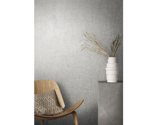 Scène d''intérieur avec papier peint textile, fauteuil et décoration