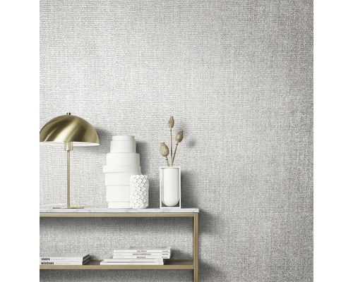 Gros plan d''un papier peint texturé dans une pièce lumineuse avec table, lampe et décoration