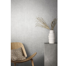 Intérieur avec papier peint textile, chaise et décoration