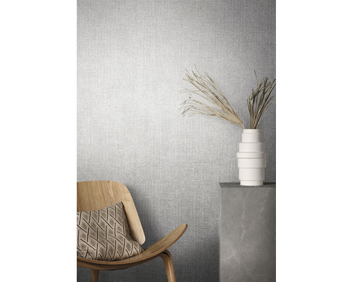 Intérieur avec papier peint textile, chaise et décoration