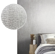 Chambre à coucher avec papier peint structuré gris et vue agrandie du détail de la surface du papier peint.