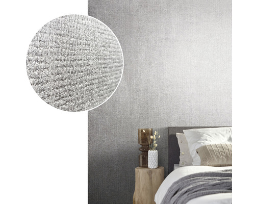 Chambre à coucher avec papier peint structuré gris et vue agrandie du détail de la surface du papier peint.