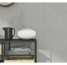 Objets décoratifs sur une étagère avec des tissus et des caisses en bois