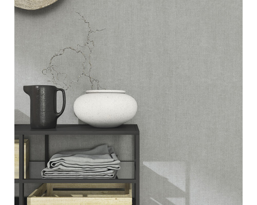 Objets décoratifs sur une étagère avec des tissus et des caisses en bois