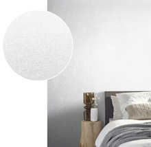 Chambre lumineuse avec un papier peint textile blanc